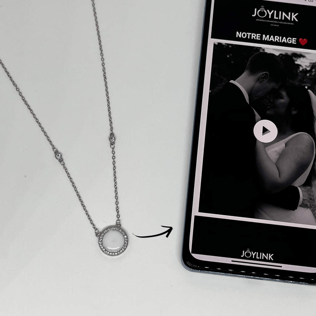 collier personnalisé et connecté en argent avec breloque connectée qui conserve une vidéo