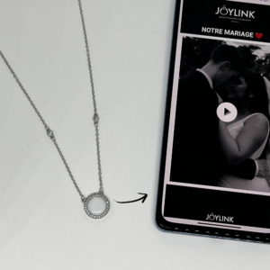 collier personnalisé et connecté en argent avec breloque connectée qui conserve une vidéo