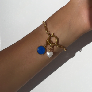 bracelet en maille trombone avec un charm connecté et amovible bleu et un charm coeur