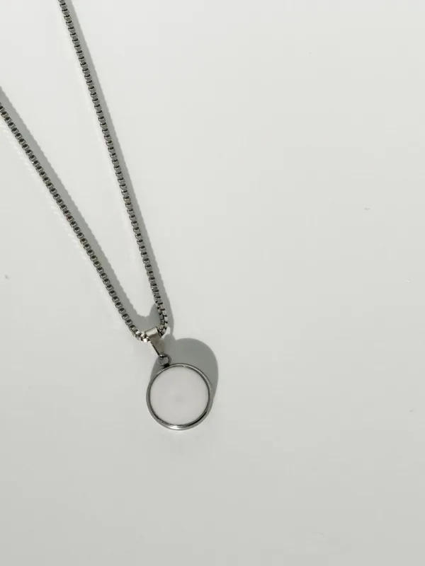 collier cadeau souvenir blanc et argenté